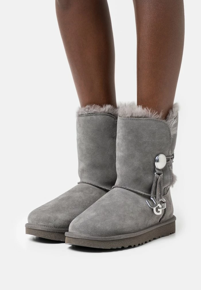 BAILEY BUTTON CHARM - Classic ankle boots - charcoal UGG BAILEY BUTTON CHARM - Classic Ankle Boots - Charcoal -UGG Shop 096b4efe52b84a42834cfd82226364fb