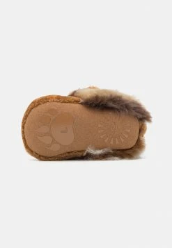 UGG BIXBEE BEAR STUFFIE UNISEX - First Shoes - Chestnut -UGG Shop 09c37430cf5c4847b9d98cdc138786f8