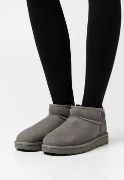 UGG CLASSIC ULTRA MINI - Ankle Boots - Grey