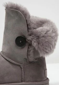 UGG BAILEY BUTTON II - Classic Ankle Boots - Grey 6 UGG BAILEY BUTTON II - Classic Ankle Boots - Grey -UGG Shop 0fa2b7bca04f455cb6211cf818259cb8