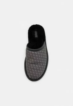 UGG SCUFF LOGO - Slippers - Black -UGG Shop 116b2b9360644b18b7e0bac75fcaa42c