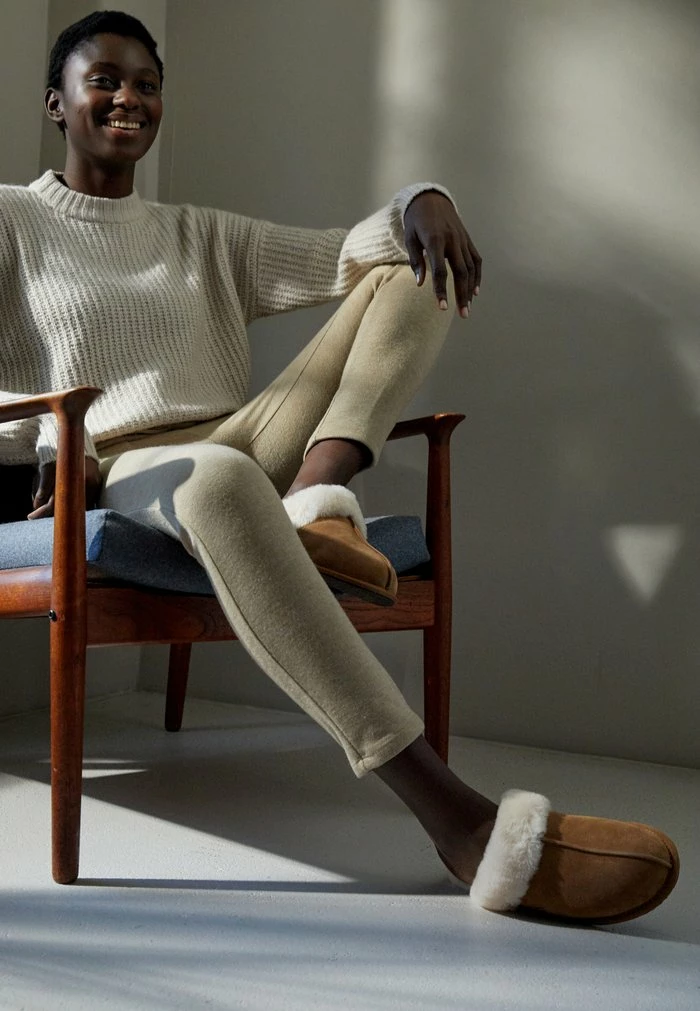 SCUFFETTE - Slippers - chestnut UGG SCUFFETTE - Slippers - Chestnut -UGG Shop 19e9e7c171eb41cdbf422cfa8ae830d6