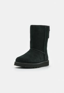 UGG CLASSIC SHORT LOGO ZIP - Classic Ankle Boots - Black -UGG Shop 30c4f3a278a2453aa1f905fde5d3ef86