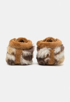 UGG BIXBEE BEAR STUFFIE UNISEX - First Shoes - Chestnut -UGG Shop 45daaff65c6a411693d00c33b1885fbf