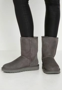 UGG CLASSIC SHORT - Classic Ankle Boots - Grey