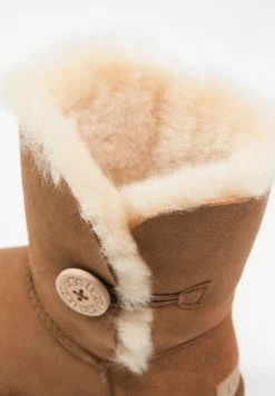 UGG BAILEY BUTTON II - Classic Ankle Boots - Chestnut -UGG Shop 552b1fe50f2f4cf4b37289496cf94bc7