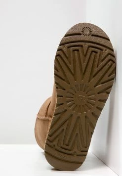 UGG CLASSIC SHORT - Classic Ankle Boots - Chestnut 12 UGG CLASSIC SHORT - Classic Ankle Boots - Chestnut -UGG Shop 57df5b641d5e453fa104f81a1379f9fd