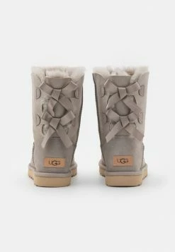 UGG BAILEY BOW - Classic Ankle Boots - Light Grey 9 UGG BAILEY BOW - Classic Ankle Boots - Light Grey -UGG Shop 59a3ad51a43949438e29ead733bd19dc