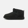 UGG CLASSIC ULTRA MINI UNISEX - Classic Ankle Boots - Black