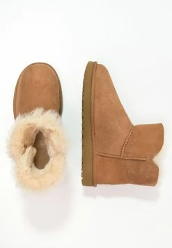 UGG MINI BAILEY BUTTON - Ankle Boots - Chestnut 2 UGG MINI BAILEY BUTTON - Ankle Boots - Chestnut -UGG Shop 7243c6f71cab4f99b0cd7876a6c3eec5