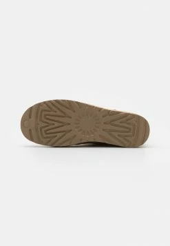 UGG CLASSIC SHORT LOGO ZIP - Classic Ankle Boots - Chestnut 10 UGG CLASSIC SHORT LOGO ZIP - Classic Ankle Boots - Chestnut -UGG Shop 7ab55be7cef44f00821bedda16ac219e