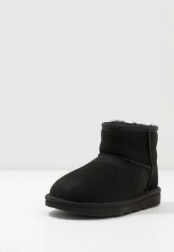 UGG CLASSIC MINI II - Classic Ankle Boots - Black 2 UGG CLASSIC MINI II - Classic Ankle Boots - Black -UGG Shop 814c200004db4573af93bb6ebcc401b4