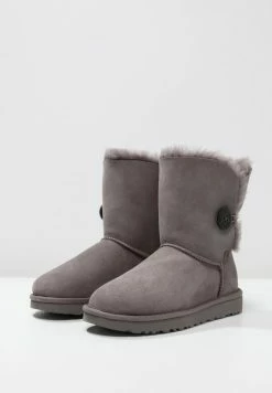 UGG BAILEY BUTTON II - Classic Ankle Boots - Grey 3 UGG BAILEY BUTTON II - Classic Ankle Boots - Grey -UGG Shop 83adb0153a4244f797125b7309356c1e