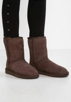 UGG CLASSIC SHORT - Classic Ankle Boots - Chocolate