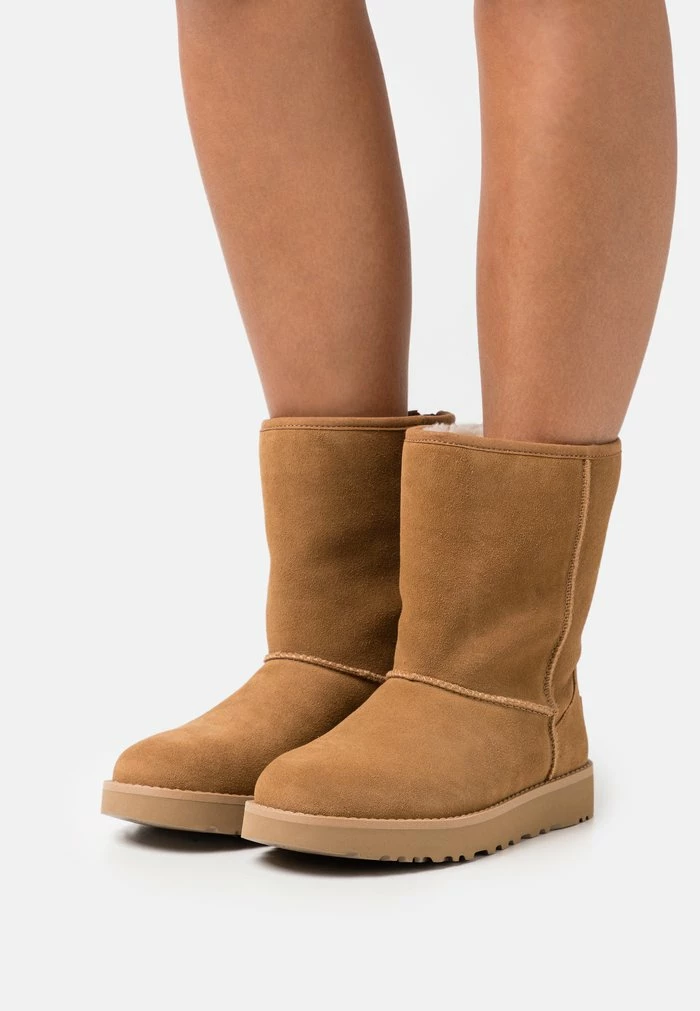 UGG CLASSIC SHORT LOGO ZIP - Classic Ankle Boots - Chestnut 1 UGG CLASSIC SHORT LOGO ZIP - Classic Ankle Boots - Chestnut