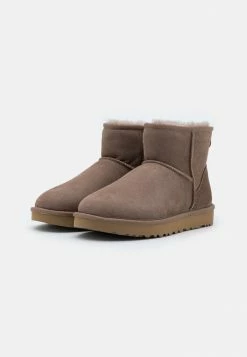 UGG CLASSIC MINI - Classic Ankle Boots - Caribou 8 UGG CLASSIC MINI - Classic Ankle Boots - Caribou -UGG Shop 9c65b76e6a15411b8691393e7d43c93a