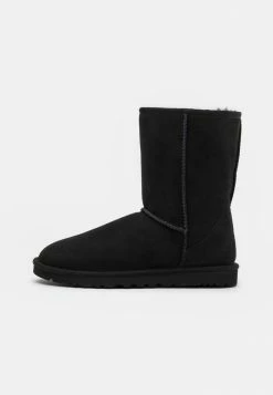 UGG CLASSIC SHORT - Winter Boots - Black