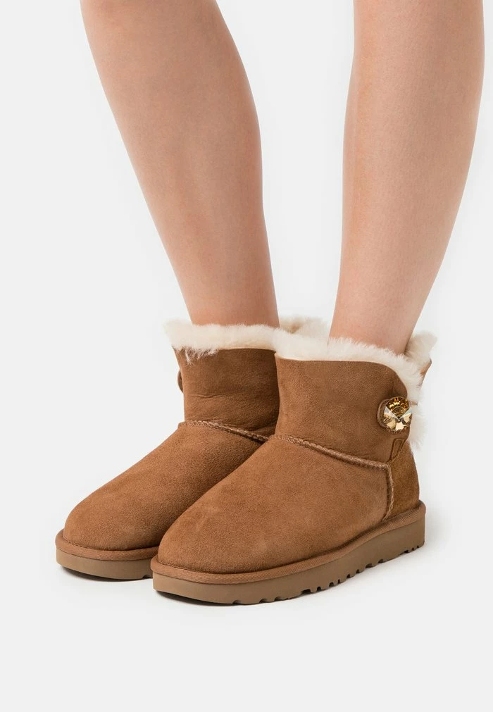 MINI BAILEY BUTTON BLING - Classic ankle boots - chestnut/gold UGG MINI BAILEY BUTTON BLING - Classic Ankle Boots - Chestnut/gold -UGG Shop 9deb63b5639e4a97867520a6dbe841d1