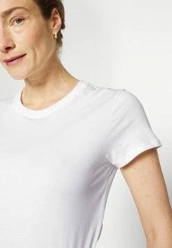 UGG UMA TEE - Basic T-shirt - White -UGG Shop 9f0bd7bc1daf40edaeca32fd1bfa3fdc