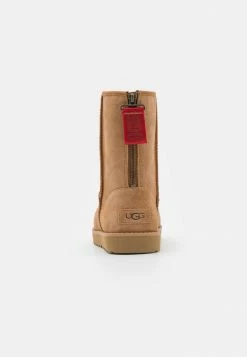UGG CLASSIC SHORT LOGO ZIP - Classic Ankle Boots - Chestnut 9 UGG CLASSIC SHORT LOGO ZIP - Classic Ankle Boots - Chestnut -UGG Shop a33e27f398334496abb75188c1b89fd9