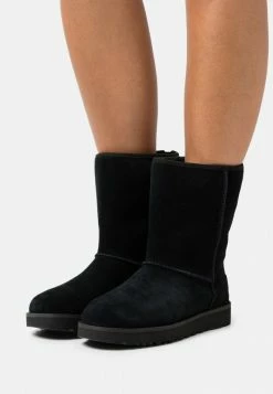 UGG CLASSIC SHORT LOGO ZIP - Classic Ankle Boots - Black