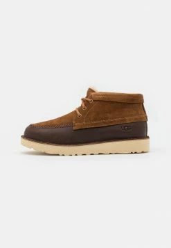 UGG CAMPOUT CHUKKA - Lace-up Ankle Boots - Chestnut