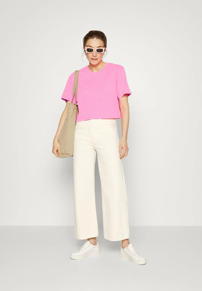 TANA CROPPED TEE - Basic T-shirt - taffy pink UGG TANA CROPPED TEE - Basic T-shirt - Taffy Pink -UGG Shop ad45d75c878b4ee981f4c11cd1a655c9