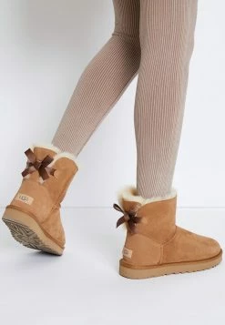 UGG MINI BAILEY BOW - Classic Ankle Boots - Chestnut