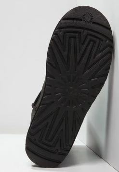 UGG CLASSIC - Winter Boots - Black 5 UGG CLASSIC - Winter Boots - Black -UGG Shop b20ecc0d17f54114851fc8d50bd6a6e3