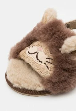 UGG FLUFF YEAH SLIDE LION STUFFIE - Platform Sandals - Sand/chocolate -UGG Shop b62a78655eb1479396945a280777b6c2