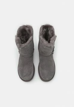 UGG BAILEY BUTTON CHARM - Classic Ankle Boots - Charcoal 5 UGG BAILEY BUTTON CHARM - Classic Ankle Boots - Charcoal -UGG Shop bd56b2bbf4da445486492feebce0207d