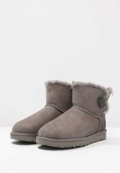 UGG MINI BAILEY BUTTON - Ankle Boots - Grey 2 UGG MINI BAILEY BUTTON - Ankle Boots - Grey -UGG Shop c0aea58a644b4c089a6207432b4be7d3