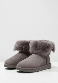 UGG BAILEY BUTTON II - Classic Ankle Boots - Grey 7 UGG BAILEY BUTTON II - Classic Ankle Boots - Grey -UGG Shop c7052dc2be7043a6941b469820cab3f6