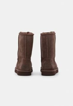 UGG CLASSIC SHORT - Classic Ankle Boots - Burnt Cedar -UGG Shop d81fcb6ddf9c4df9bd4570f5c8e771db