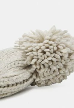 UGG CHUNKY BEANIE POM - Beanie - Light Grey -UGG Shop dfeeb1ce54f74b7e9bda11a51a85e72d