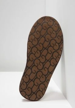 UGG SCUFF - Slippers - Brown 4 UGG SCUFF - Slippers - Brown -UGG Shop e80711ae2afe4ce9992ae6f60fd434c5