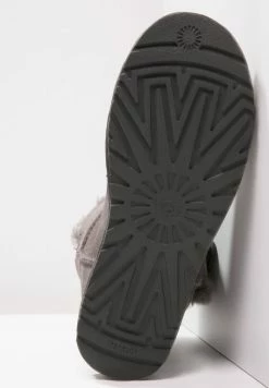 UGG MINI BAILEY BUTTON - Ankle Boots - Grey 4 UGG MINI BAILEY BUTTON - Ankle Boots - Grey -UGG Shop eb2df313c4954a4c83a91fb9aa812d2d