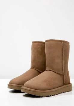 UGG CLASSIC SHORT - Classic Ankle Boots - Chestnut 10 UGG CLASSIC SHORT - Classic Ankle Boots - Chestnut -UGG Shop f7085c0515e54554b3645957b576da98